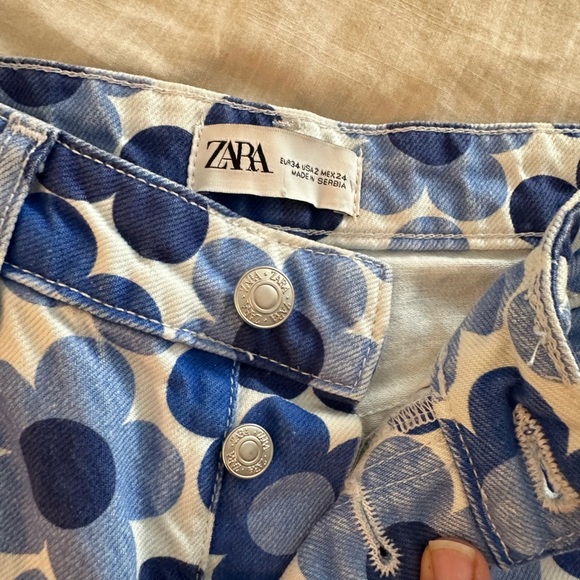 Zara
High Rise Straight Leg Fit Jeans Floral Print (16) - Picture 6 of 6